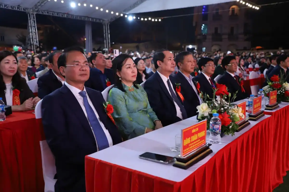 Lãnh đạo tỉnh Niuh Bình dự Lễ khai hội Chợ Viềng.