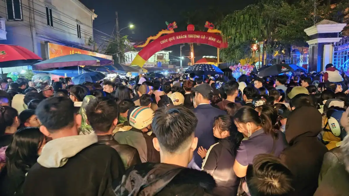 Nườm nượp người dân đến Chợ Viềng