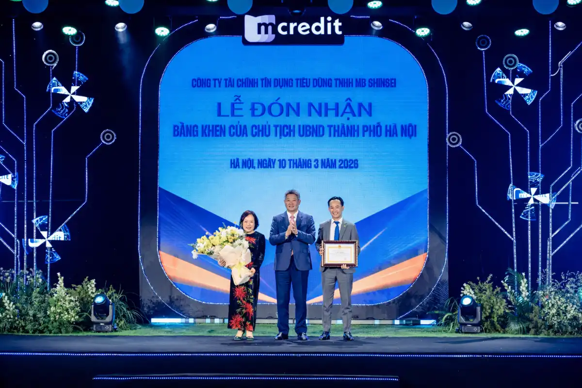 Ủy viên Ban Thường vụ Thành ủy, Phó Chủ tịch UBND TP. Hà Nội Nguyễn Mạnh Quyền tặng Bằng khen của Chủ tịch UBND TP. Hà Nội cho Ban lãnh đạo Mcredit. Ảnh: Mcredit.